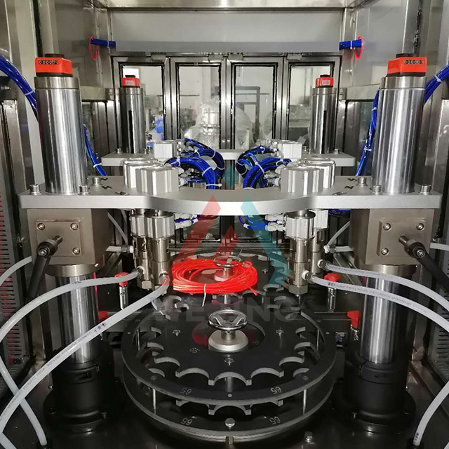 Dvojit&yacute; automatick&yacute; plniaci stroj pre aeros&oacute;lov&uacute; plniacu linku