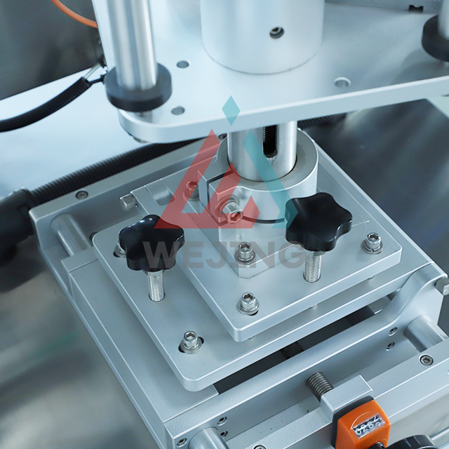 တိကျသောအနေအထားဖြင့် အလိုအလျောက်အဝိုင်းပုလင်းတံဆိပ်ကပ်ခြင်းစက်