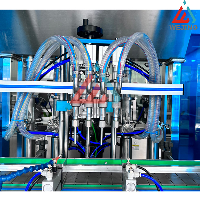  4 p&auml;&auml;n servomoottorin t&auml;ytt&ouml;kone 