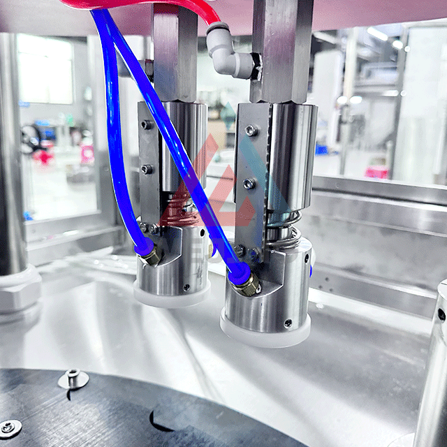 Snadno ovladateln&eacute; zař&iacute;zen&iacute; na plněn&iacute; aerosolov&yacute;ch produktů Plně automatick&yacute; stroj na plněn&iacute; aerosolů Bov