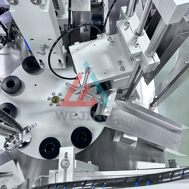 Automata l&eacute;zeres t&ouml;ltő- &eacute;s t&ouml;m&iacute;tőg&eacute;p műanyag fogakhoz