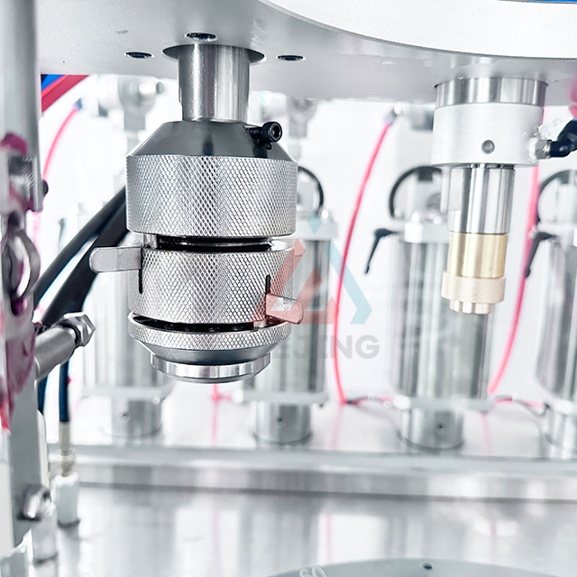 Mașină automată de umplere a cutiilor de pulverizare cu aerosoli cosmetice Mașină de umplere a sticlelor cu aerosoli din plastic de 30 ml