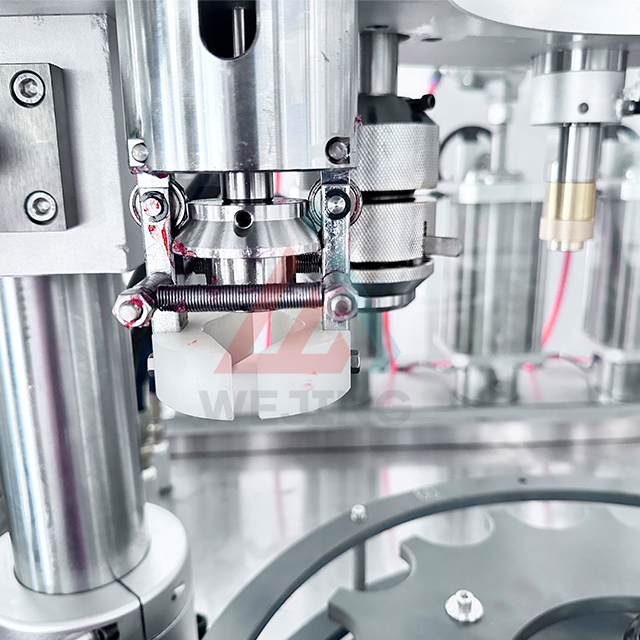 Mașină automată de umplere a cutiilor de pulverizare cu aerosoli cosmetice Mașină de umplere a sticlelor cu aerosoli din plastic de 30 ml