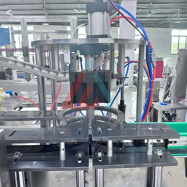 Birleşdirilen gapak gapla&yacute;yş maşynynyň hereketlendirijisi we satyl&yacute;an klapan aerozol spre&yacute; gazy doldur&yacute;an maşyn lini&yacute;asyndaky awtomatiki halta &uuml;&ccedil;in bir gapla&yacute;yş maşynyna gaplaň 