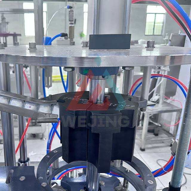 Birleşdirilen gapak gapla&yacute;yş maşynynyň hereketlendirijisi we satyl&yacute;an klapan aerozol spre&yacute; gazy doldur&yacute;an maşyn lini&yacute;asyndaky awtomatiki halta &uuml;&ccedil;in bir gapla&yacute;yş maşynyna gaplaň 