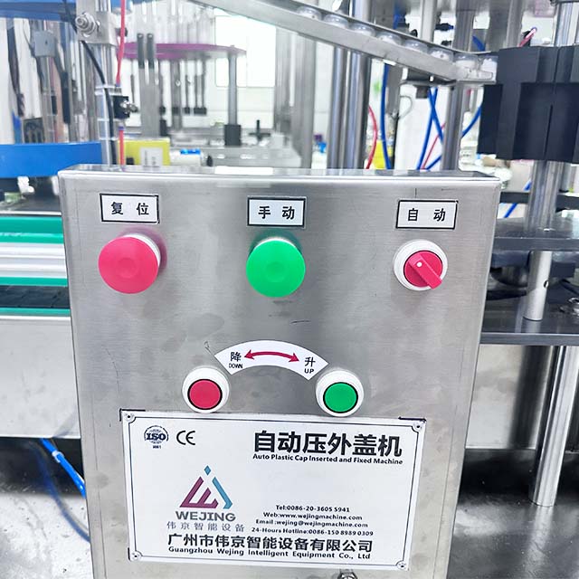 Birleşdirilen gapak gapla&yacute;yş maşynynyň hereketlendirijisi we satyl&yacute;an klapan aerozol spre&yacute; gazy doldur&yacute;an maşyn lini&yacute;asyndaky awtomatiki halta &uuml;&ccedil;in bir gapla&yacute;yş maşynyna gaplaň 