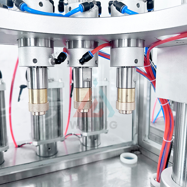 Mașină automată de umplere a cutiilor de pulverizare cu aerosoli cosmetice Mașină de umplere a sticlelor cu aerosoli din plastic de 30 ml